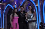 Gauhar Khan, Salman Khan, Tanisha Mukherjee at Bigg Boss 7 grand finale on 28th Dec 2013